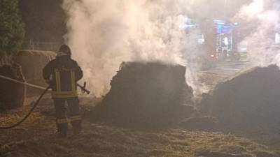 Gasilci gasijo bale sena v Vilešu (GASILCI)