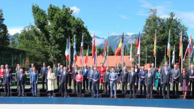Na četrtkovi skupinski fotografiji članov Evropske komisije in slovenske vlade na Brdu pri Kranju ni bilo izvršnega podpredsednika komisije Fransa Timmermansa, in sicer iz protesta (ANSA)