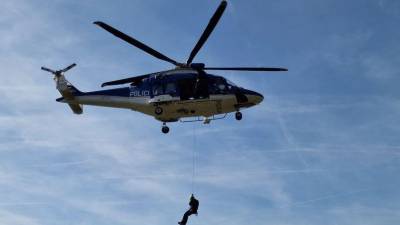 Ponesrečenčevo truplo so v dolino prepeljali s policijskim helikopterjem (fotografija je simbolična)