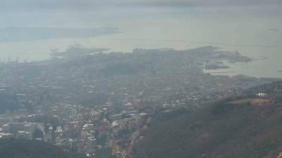 Od jugozahoda že priteka občutno bolj vlažen zrak, na fotografiji Tržaški zaliv ob 13.15 (SPLETNA KAMERA RADIO PUNTO ZERO)