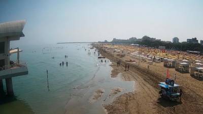 V Lignanu Sabbiadoro so se plaže napolnile (SPLETNA KAMERA LIGNANOSABBIADORO.COM)