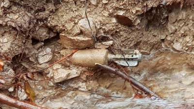 Topovska granata v strugi reke Glinščice (MISTERI E MERAVIGLIE DEL CARSO/FACEBOOK)