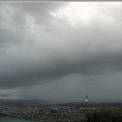 Pogled z Markovca proti vzhodu danes ob 12.45, vreme se je že danes poslabšalo (SPLETNA KAMERA ARSO)