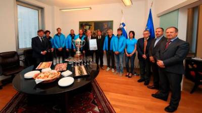 Generalni konzul Vojko Volk je sprejel zmagovalce letošnje 51. Barcolane (FOTODAMJ@N)