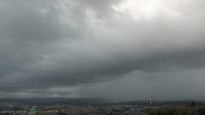 Pogled z Markovca proti vzhodu danes ob 12.45, vreme se je že danes poslabšalo (SPLETNA KAMERA ARSO)