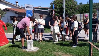 Študentje ob mejnem kamnu na Rafutu (F.F.)