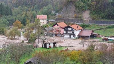 V Baški grapi poplavlja Koritnica (CZ SEVERNA PRIMORSKA)