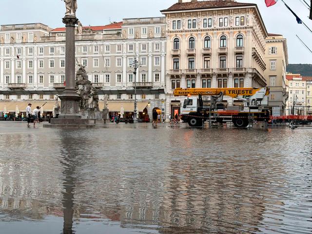 V Trstu hude težave zaradi poplav, zaprli Furlansko cesto, železniška postaja blokirana
