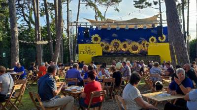 Živahen večer pod števerjanskimi borovci