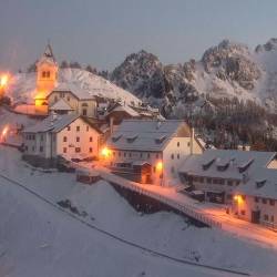 Višarje je ponoči ob prehodu solidne hladne vremenske fronte spet pobelil sneg (SPLETNA KAMERA PROMOTURISMO.FVG)