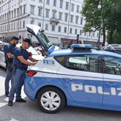 Policisti so ubežnika odvedli v koronejski zapor (fotografija je simbolična)
