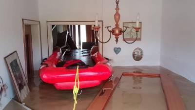 Osebje gorske in speleološke reševalne službe je v hiše vstopalo z gumenjakom, da bi iz njih pomagalo stanovalcem (CNSAS FVG)