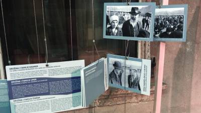 V zbirnem taborišču v Celovcu so leta 1942 deportirane družine fotografirali (ROŠA)