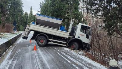 Tovornjak za posipavanje s soljo je zdrsnil na poledeneli cesti na Debeli griži (FOTO P.D.)