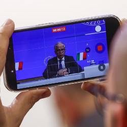 Italijanski notran ji minister Matteo Piantedosi na zaslonu pametnega telefona (ANSA)