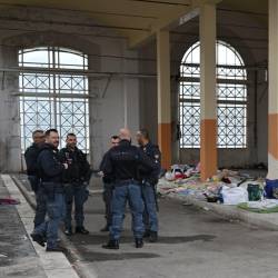 Policija ob monumentalnem vhodu, kjer so bivakirali migranti (FOTODAMJ@N)