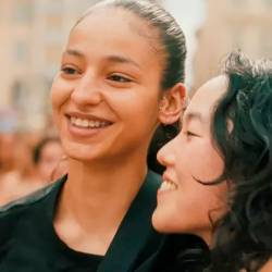 Dekle med svobodo in pripadnostjo