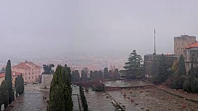 Pogled z Gradu sv. Justa proti zamegljenemu Trstu danes ob 11.45 (SPLETNA KAMERA PANOMAX.COM)