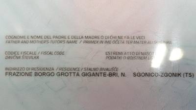 Izvirno ime vasi je zaradi pomanjkanja prostora delno izpadlo