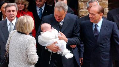 Berlusconi (prvi z desne) na krstu hčerke Roberta Antonioneja (ANSA)