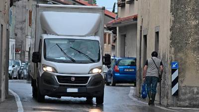 Zožitev glavne ceste na Proseku povzroča težave voznikom in pešcem (FOTODAMJ@N)
