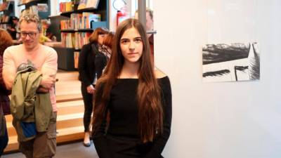 Mlada likovna ustvarjalka Lana Kosovel na odprtju razstave (BUMBACA)