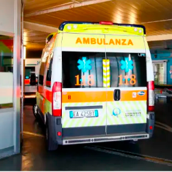 Kolesarja so z reševalnim vozilom prepeljali v katinarsko bolnišnico, fotograija je simbolična (ARHIV)