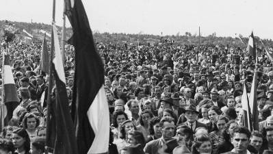 Prve proslave za bazoviške junake leta 1945 se je udeležilo res veliko število ljudi (OZE NŠK)