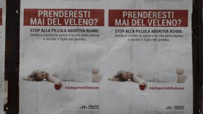 Plakati proti splavu s tabletko v Ul. Locchi (FOTODAMJ@N)