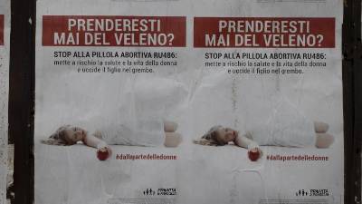 Plakati proti splavu s tabletko v Ul. Locchi (FOTODAMJ@N)