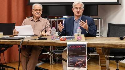 Program turneje sta predstavila vodja in ustanovitelj orkestra ESYO Igor Coretti Kuret (desno) ter predsednik SGME Ezio Perillo