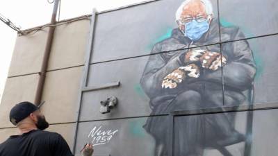Umetnik Jonas Never je Bernieja Sandersa upodobil na muralu v kalifornijskem Culver Cityju (ANSA)