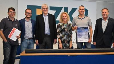 Ekipa Večera v operi z letaki v dvorani ZKB (FOTODAMJ@N)