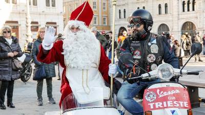 Miklavž se v Trstu že skoraj 30 let pripelje tudi z motorjem (TEDESCHI/FOTODAMJ@N)