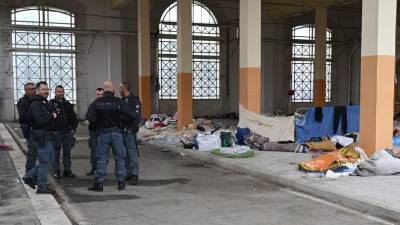Policija ob monumentalnem vhodu, kjer so bivakirali migranti (FOTODAMJ@N)