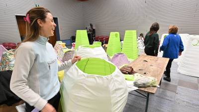 Kontovelsko-proseški pustarji so Kulturni dom na Proseku spremenili v šiviljsko delavnico (FOTODAMJ@N)