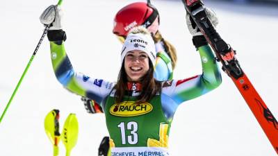 Ajdovka Andreja Slokar po zmagi v slalomu na finalu svetovnega pokala marca 2022 (ANSA)