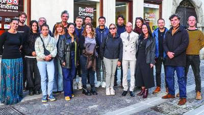 Novi tečajniki in organizatorji pred središčem BorGO Cinema, kjer poteka tudi del dejavnosti Čezmejne filmske visoke šole (TIBALDI)