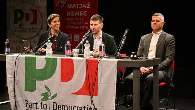 Z leve Annalisa Corrado, Štefan Čok in Matjaž Nemec na srečanju v Trstu (FOTODAMJ@N)