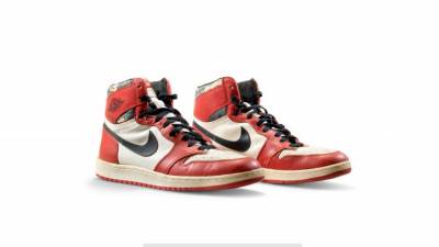 Športni copati Nike, ki jih je ameriški košarkarski zvezdnik Michael Jordan obul na prijateljski tekmi 25. avgusta 1985 v Trstu in so jih zdaj prodali za 615.000 dolarjev (CHRISTIE’S)