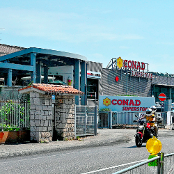 Supermarket Conad v Devinu (ARHIV)