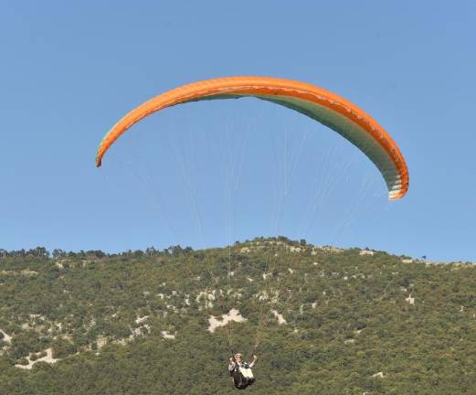Skočil z jadralnim padalom in trčil v skale
