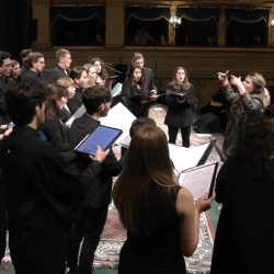 Zbor vodi Petra Grassi (desno)