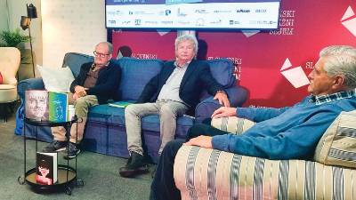 Marko Kravos (na levi) in Andrej Brvar (na desni) z Marijem Čukom na Slovenskem knjižnem sejmu novembra lani