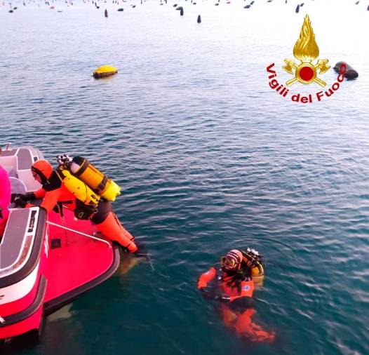 Potapljači gasilcev so se trudili, da bi truplo potegnili iz morja (GASILCI)