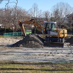V ponedeljek se je na igrišče pripeljal bager, ki bo poskrbel za odstranitev dosedanjega peska