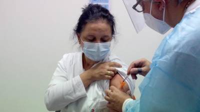 Cepljenje zdravstvenega osebja na Katinari (ARHIV)