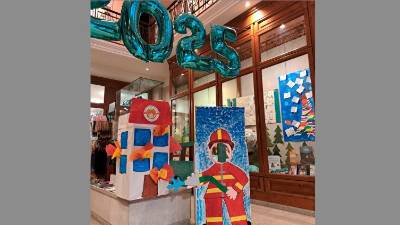 Kot v prejšnjih letih so vrtci in osnovne šole okrasili izložbe Katoliške knjigarne in vežo s plakati, risbami in drugimi izdelki (FOTO ALE)