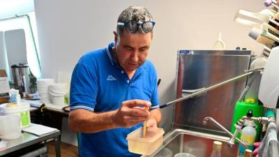 Izvedenec Kmečke zveze Stefano Rosati je izvajal meritve sladkorne stopnje in skupnih kislin grozdja (FOTODAMJ@N)