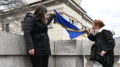 Ploščo sta odkrili občinska odbornica Nicole Matteoni ter pisateljeva soproga Maria (FOTODAMJ@N)